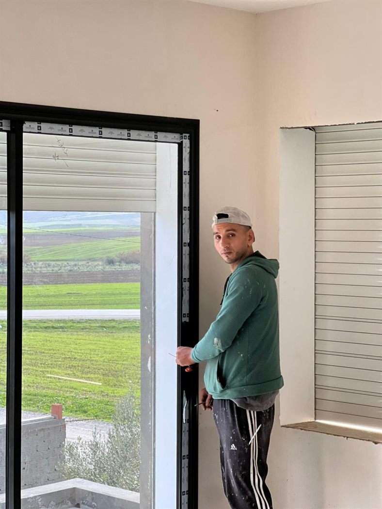 Pose d'une menuiserie aluminium sur un chantier à Korba