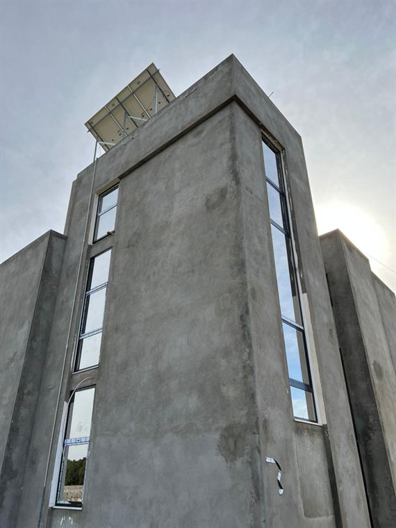Façade en béton équipée de menuiseries aluminium